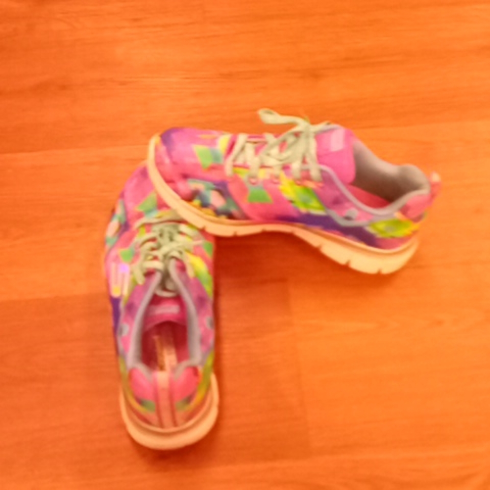 Size 2.5 U.S. Skechers Air-Cooled Memory Foam shoes
